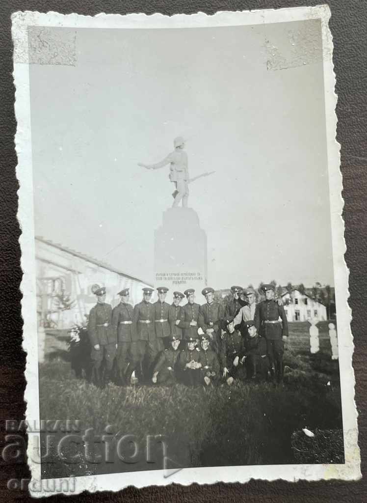 1755 Στρατιώτες του Βασιλείου της Βουλγαρίας μπροστά από το μνημείο του Β 'Παγκοσμίου Πολέμου