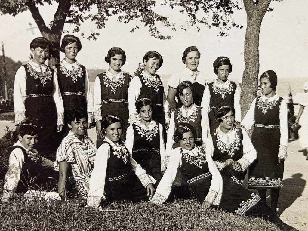 Auction Varna Sea Garden 1935 Schoolgirls in costumes Auction Varna Sea Garden 1935 Schoolgirls in costumes