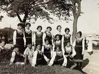 Варна Морската градина 1935 г. Ученички в носии