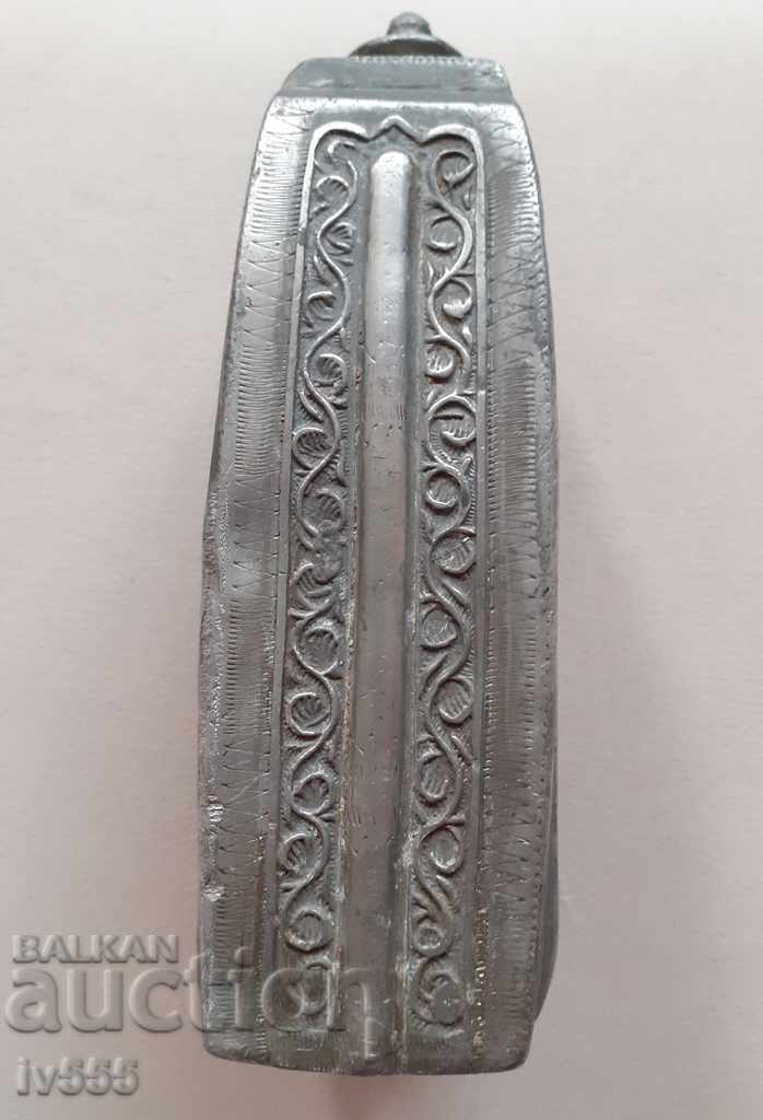 Auction FOR SALE AN OLD AUTHENTIC 1914 FLORAL PEWTER PAVOUR. Auction FOR SALE AN OLD AUTHENTIC 1914 FLORAL PEWTER PAVOUR.