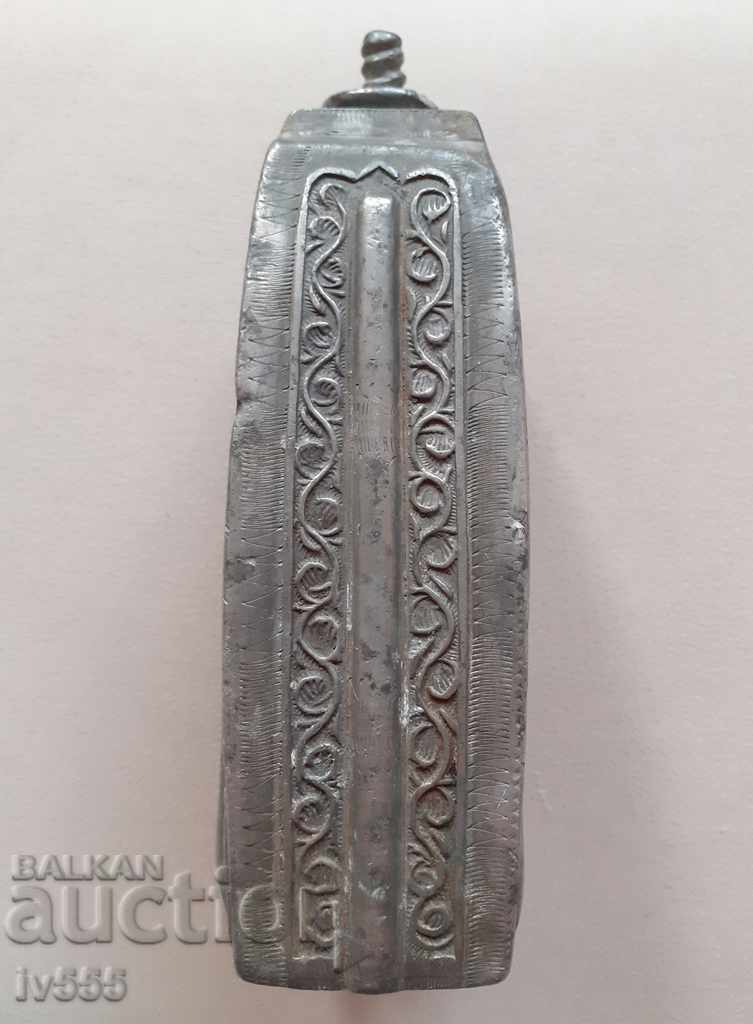 Delivery of FOR SALE AN OLD AUTHENTIC 1914 FLORAL PEWTER PAVOUR. Delivery of FOR SALE AN OLD AUTHENTIC 1914 FLORAL PEWTER PAVOUR.