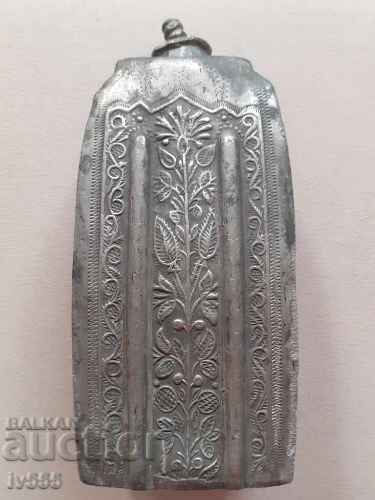 FOR SALE AN OLD AUTHENTIC 1914 FLORAL PEWTER PAVOUR. FOR SALE AN OLD AUTHENTIC 1914 FLORAL PEWTER PAVOUR.