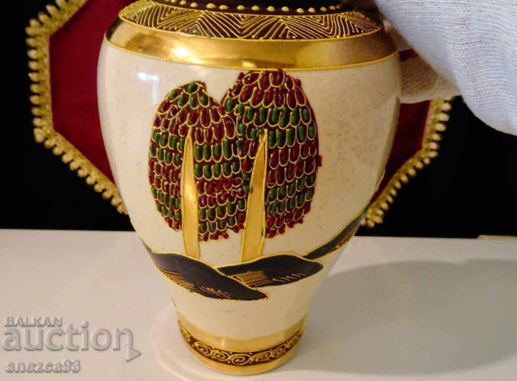 Delivery of Satsuma Kinkozan Tsukuru, Japanese porcelain vase. Delivery of Satsuma Kinkozan Tsukuru, Japanese porcelain vase.