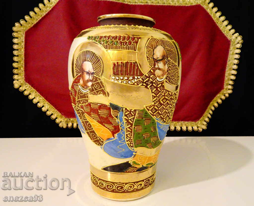 Satsuma Kinkozan Tsukuru, Japanese porcelain vase. Satsuma Kinkozan Tsukuru, Japanese porcelain vase.