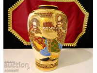 Satsuma Kinkozan Tsukuru, vază din porțelan japonez.