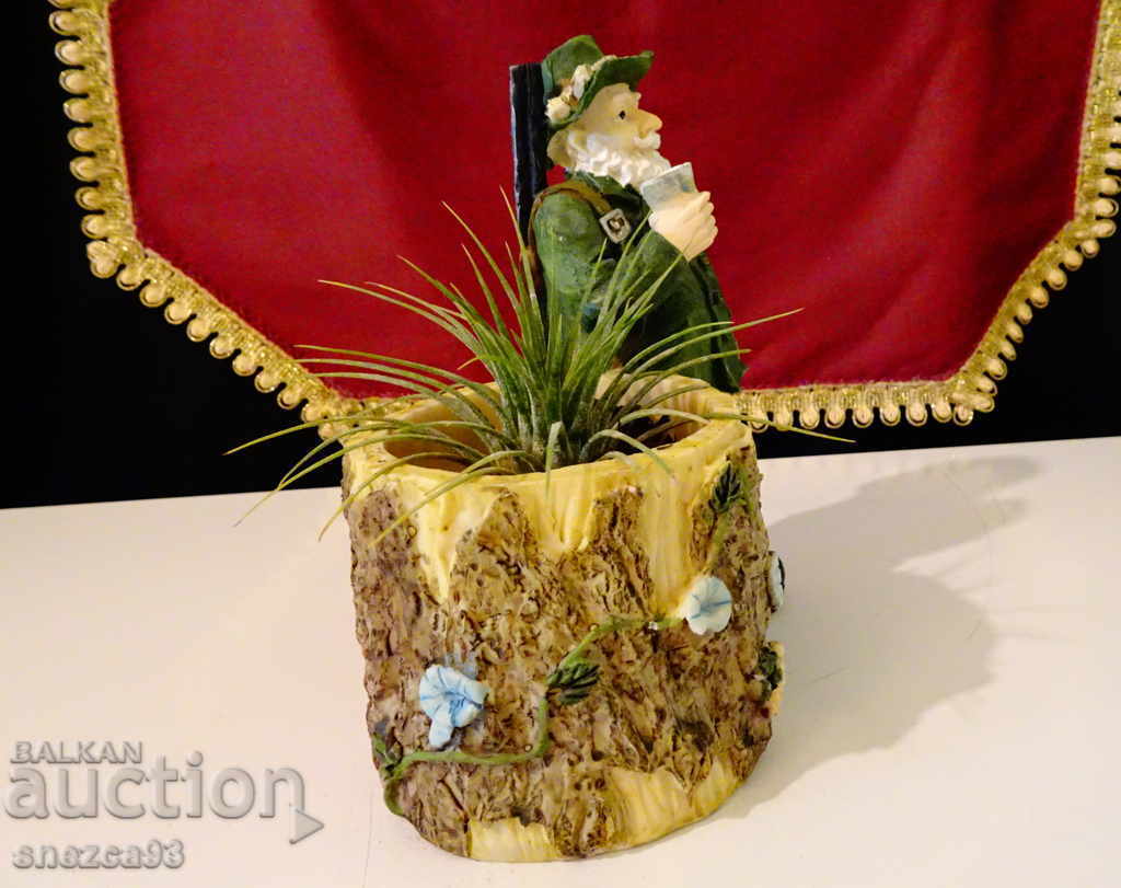 Статуетка ловец,поставка за химикали. с цена 12.00 лв. | € 6.14 Статуетка ловец,поставка за химикали. с цена 12.00 лв. | € 6.14