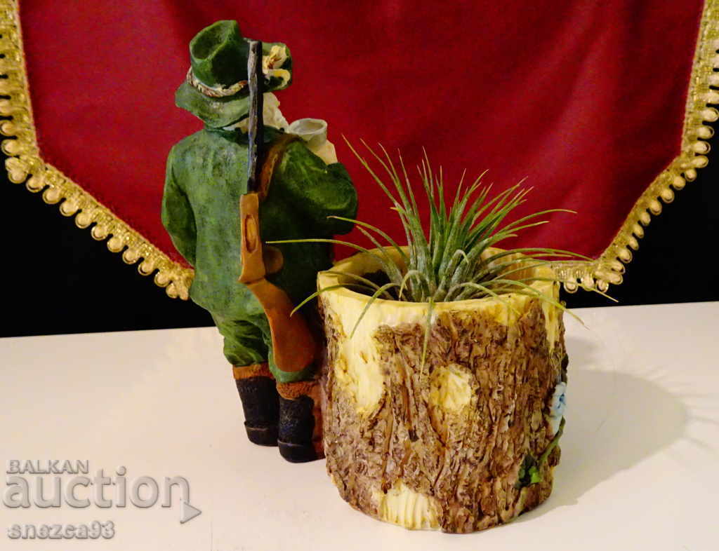 Аукцион Статуетка ловец,поставка за химикали. Аукцион Статуетка ловец,поставка за химикали.