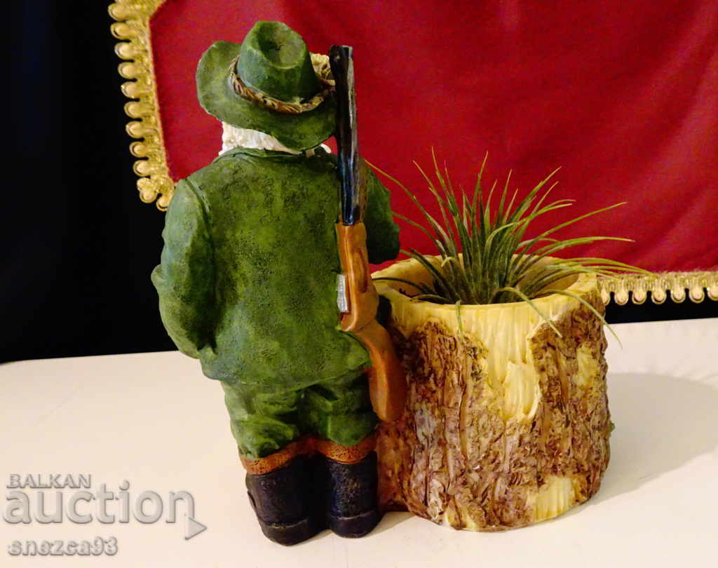 Доставка на Статуетка ловец,поставка за химикали. Доставка на Статуетка ловец,поставка за химикали.