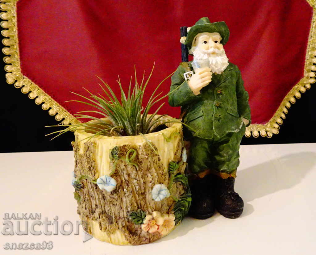 Статуетка ловец,поставка за химикали. Статуетка ловец,поставка за химикали.