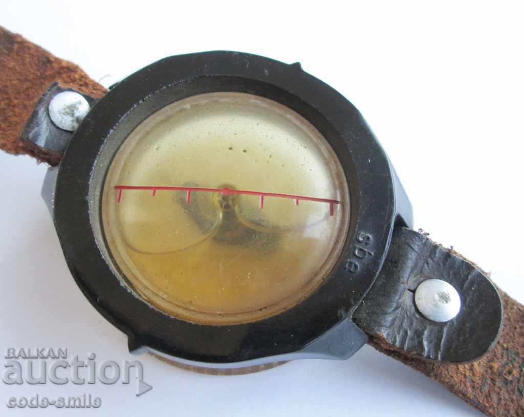Vechi busolă de mână militară cu fluid din Al Doilea Război Mondial cu preț 150.00 BGN | € 76.69 Vechi busolă de mână militară cu fluid din Al Doilea Război Mondial cu preț 150.00 BGN | € 76.69