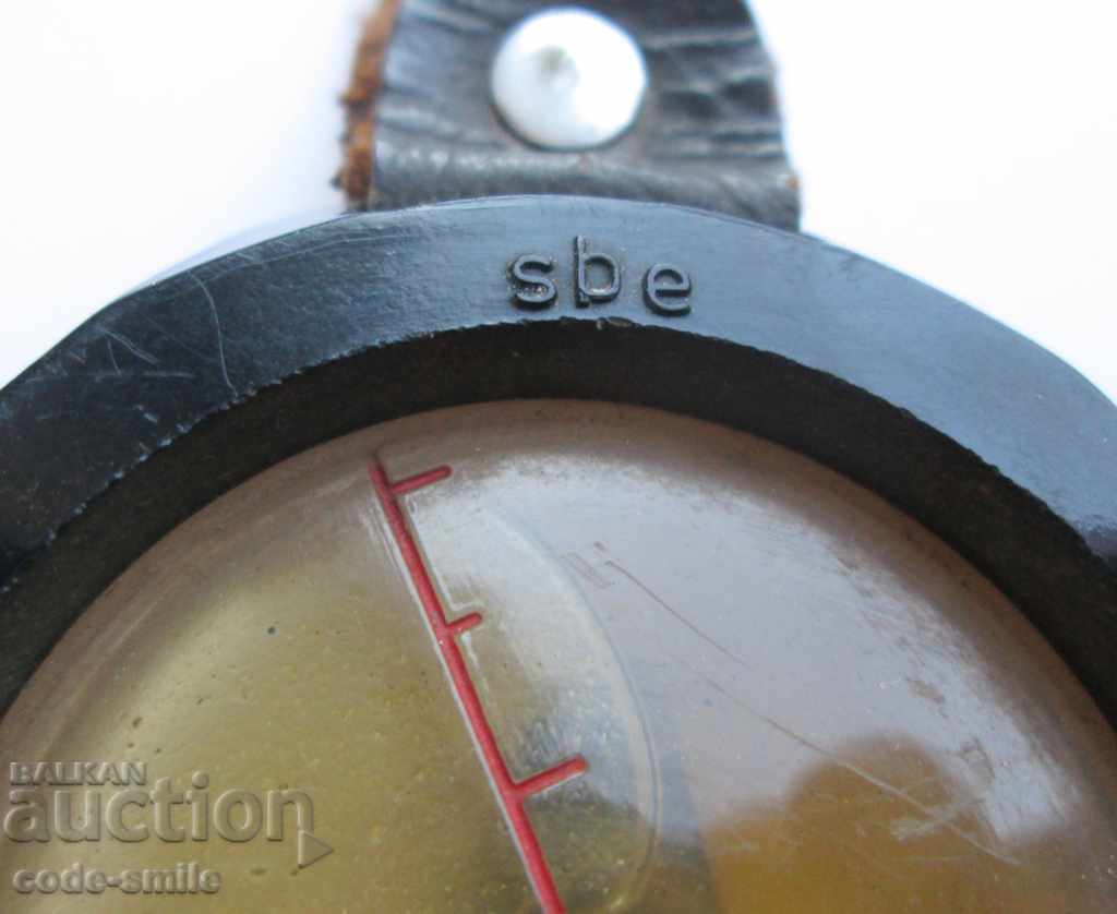 Licitație Vechi busolă de mână militară cu fluid din Al Doilea Război Mondial Licitație Vechi busolă de mână militară cu fluid din Al Doilea Război Mondial