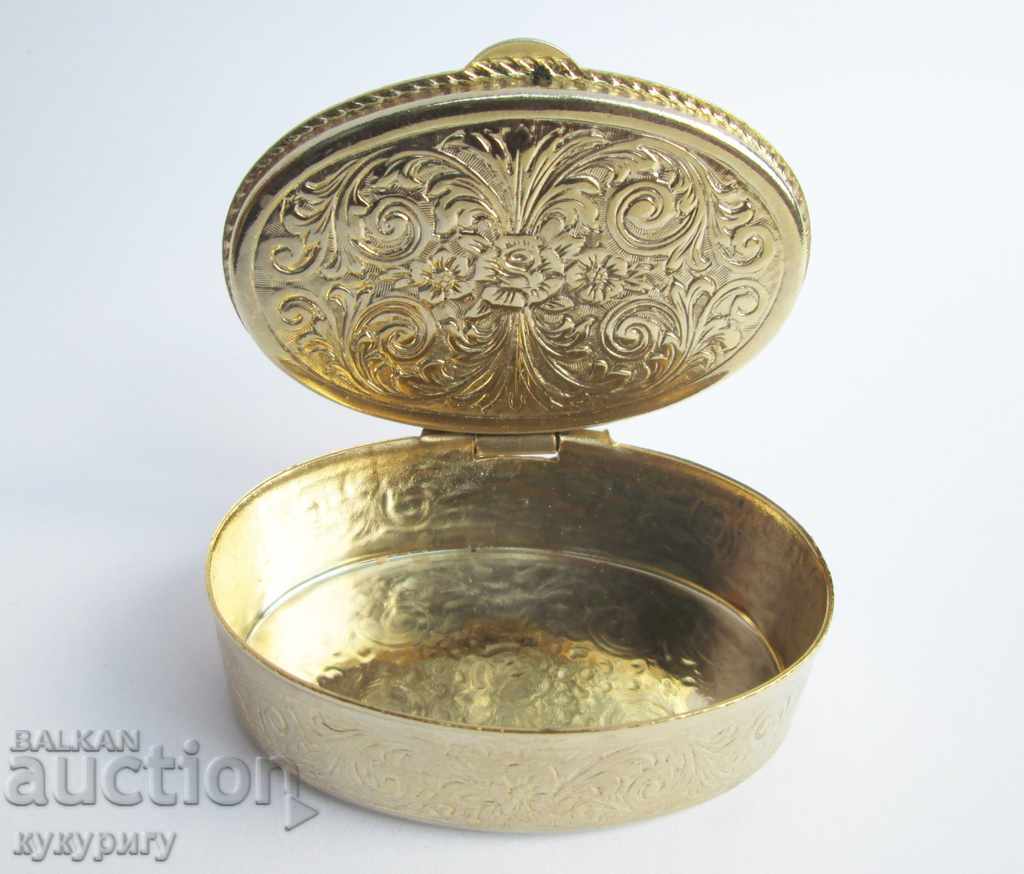 Παράδοση Όμορφο παλιό μικρό κουτί με χαρακτικά και πορσελάνη Παράδοση Όμορφο παλιό μικρό κουτί με χαρακτικά και πορσελάνη