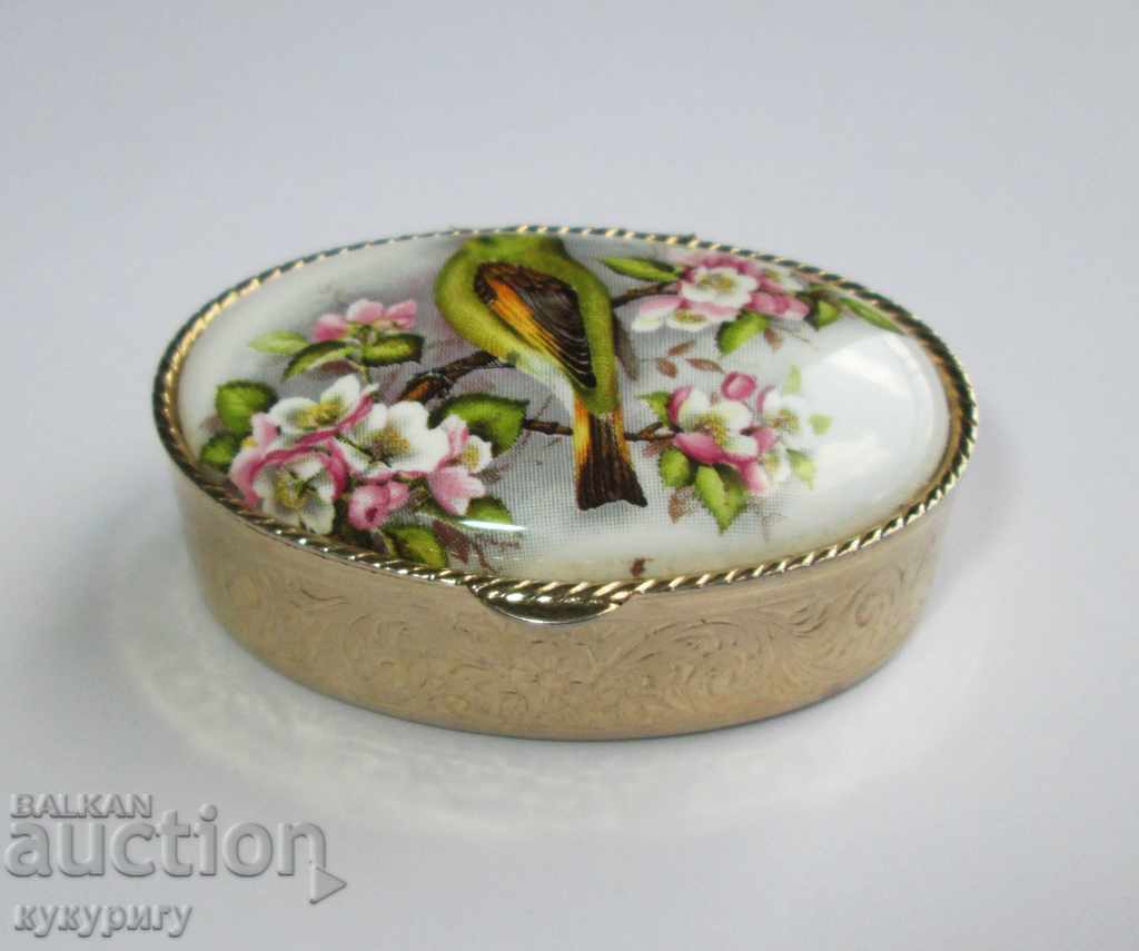 Beautiful old small box with engravings and porcelain