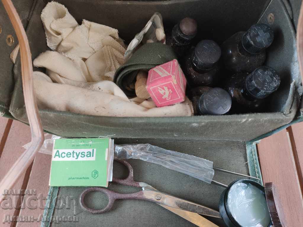Auction Old medical bag, Red Cross - Complete set! Auction Old medical bag, Red Cross - Complete set!