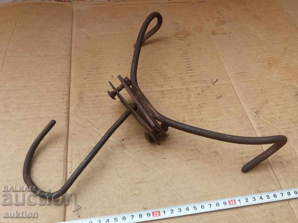OLD MASSIVE ROTARY HOOK, BRACKET - 5 OLD MASSIVE ROTARY HOOK, BRACKET - 5