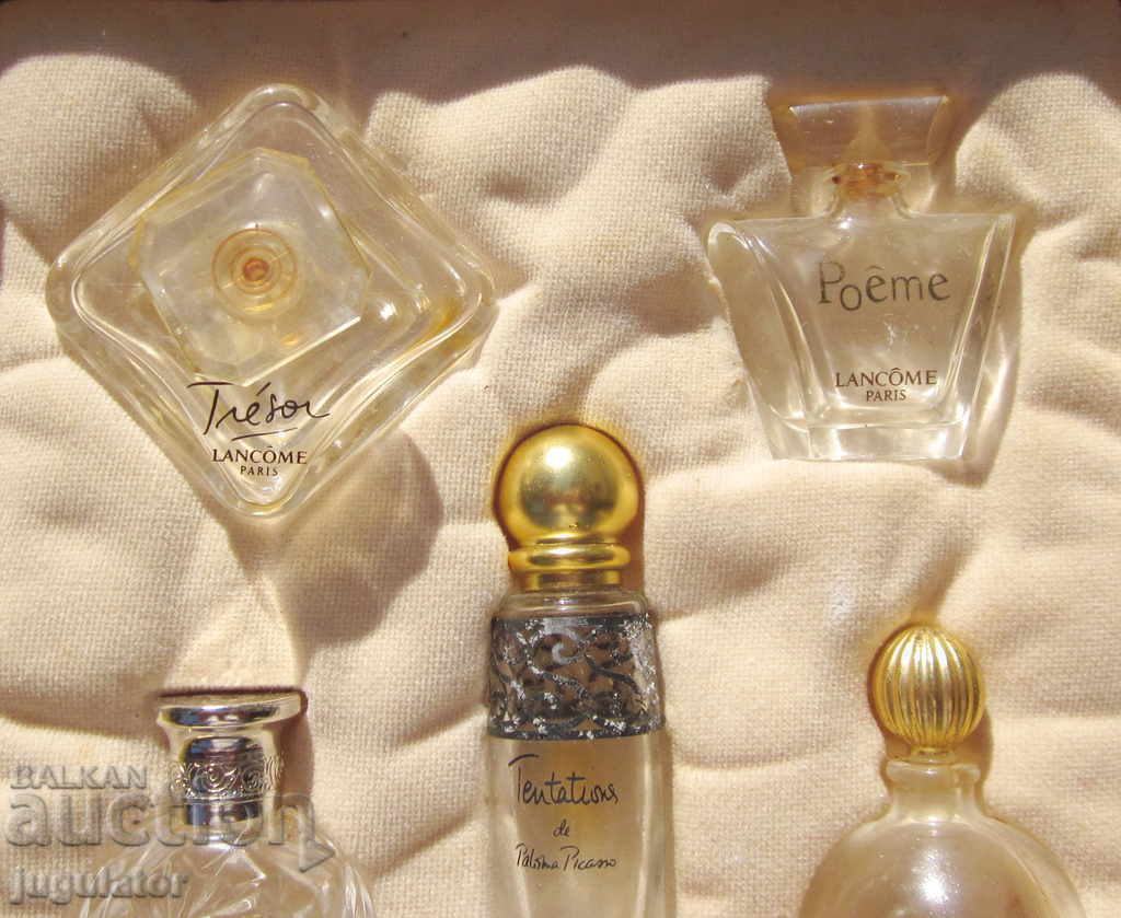 Auction set of old French glass perfume bottles in a box Auction set of old French glass perfume bottles in a box