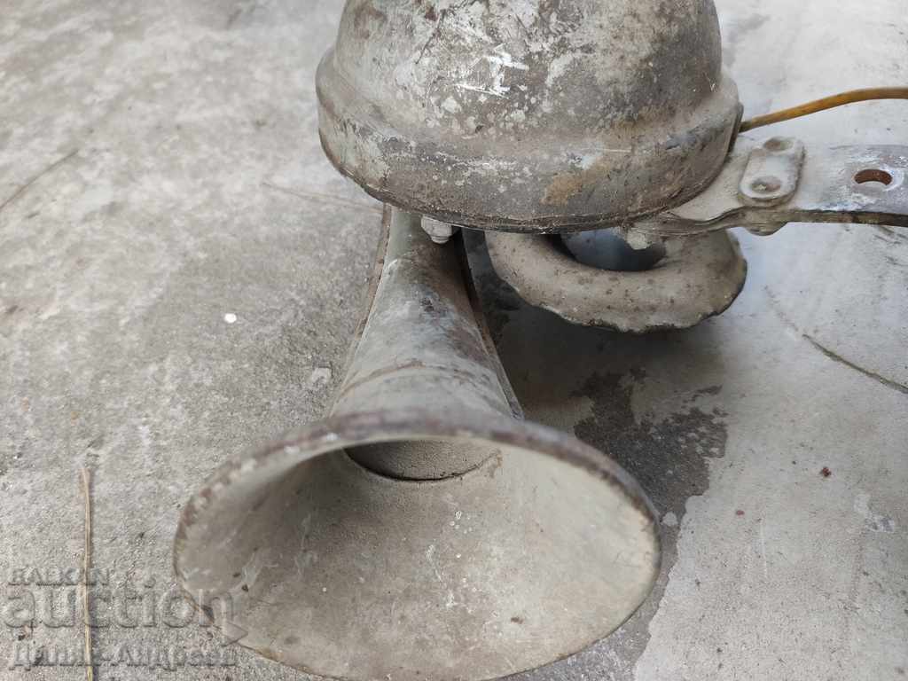 Δημοπρασία Ένας παλιός θρόμβος αυτοκινήτου Δημοπρασία Ένας παλιός θρόμβος αυτοκινήτου