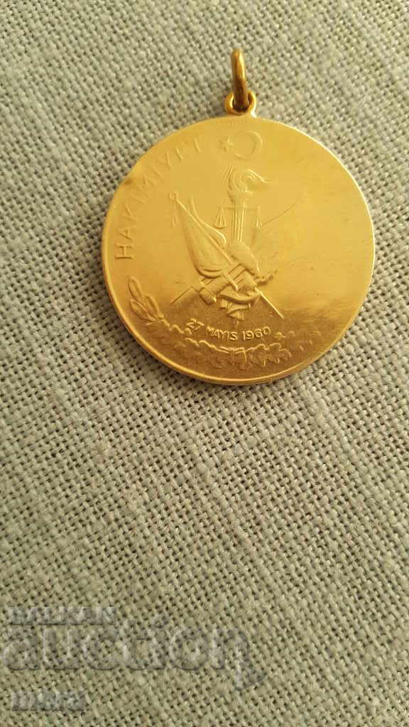 Delivery of Dollar medallion - gold-plated silver 1/2 dollar 1968 in hardware Delivery of Dollar medallion - gold-plated silver 1/2 dollar 1968 in hardware