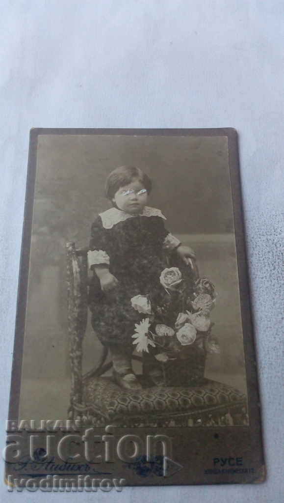 Fotografie Fată de un an și jumătate pe un scaun din carton