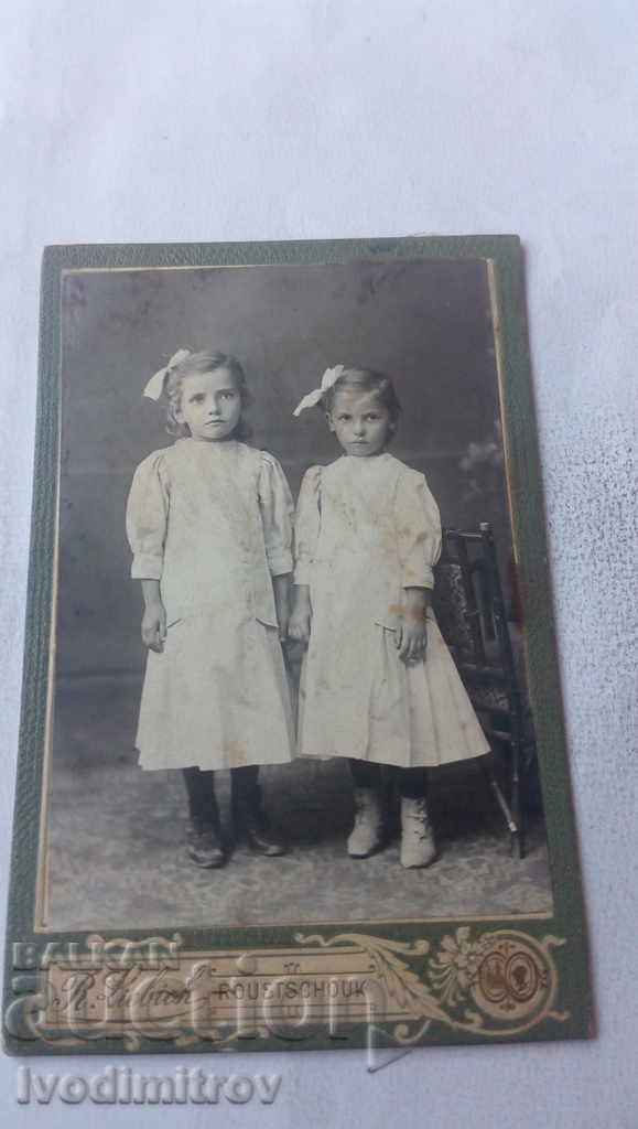 Photo Two girls in white cardboard dresses