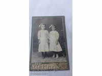 Φωτογραφία Δύο κορίτσια με λευκά χαρτόνια φορέματα