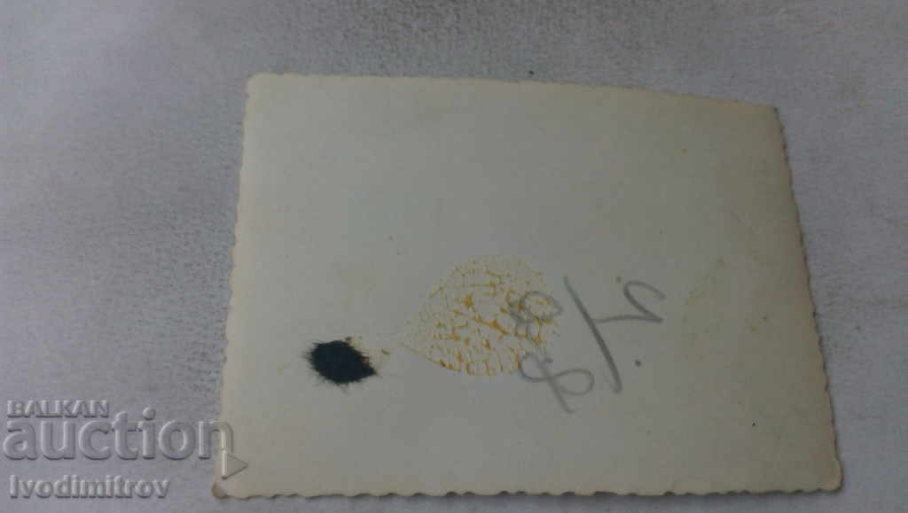 Φωτογραφία Δύο άνδρες με παιδιά στην παραλία με τιμή 2.65 BGN | € 1.35