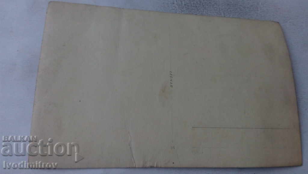 Φωτογραφία Μια μεγάλη ομάδα ανθρώπων κατά μήκος μιας φορτηγίδας στον Δούναβη με τιμή 1.25 BGN | € 0.64 Φωτογραφία Μια μεγάλη ομάδα ανθρώπων κατά μήκος μιας φορτηγίδας στον Δούναβη με τιμή 1.25 BGN | € 0.64