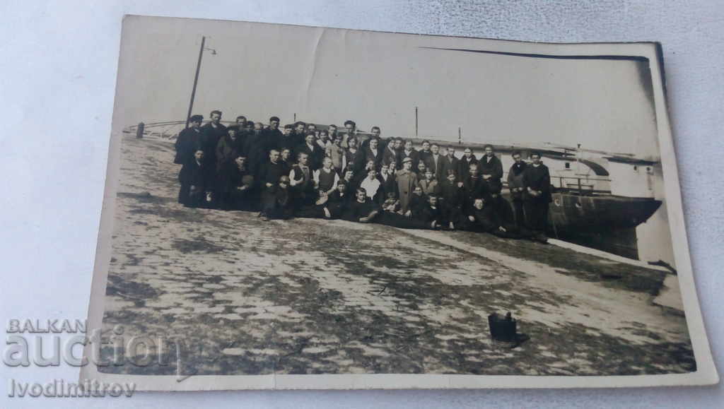 Foto Un grup mare de oameni de-a lungul unei barje de pe Dunăre