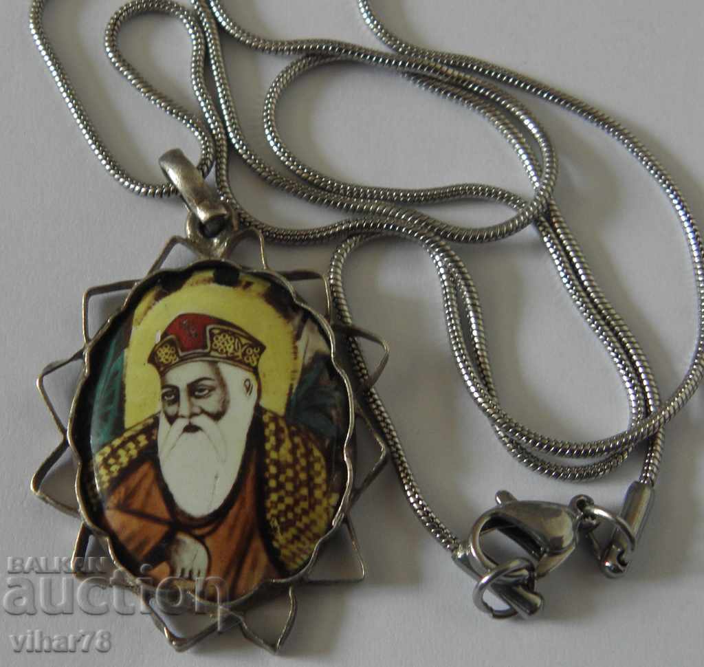 Много красив сребърен медальон