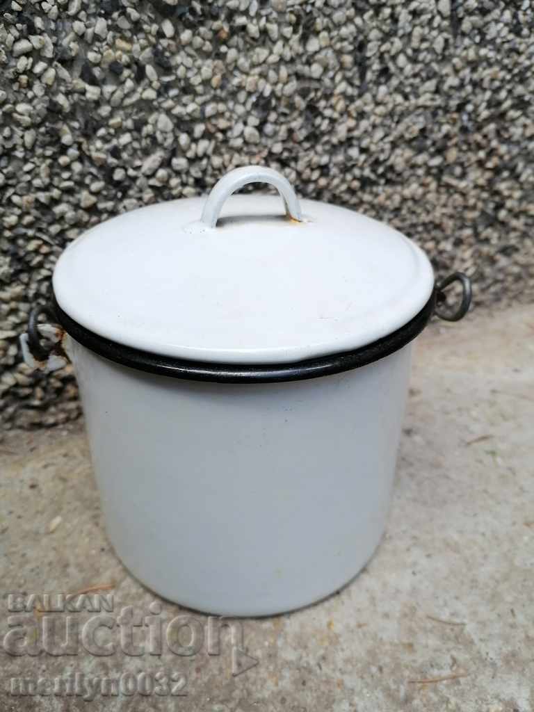 Auction Enamelled dish from the time of the sauce jug with an enamel lid Auction Enamelled dish from the time of the sauce jug with an enamel lid