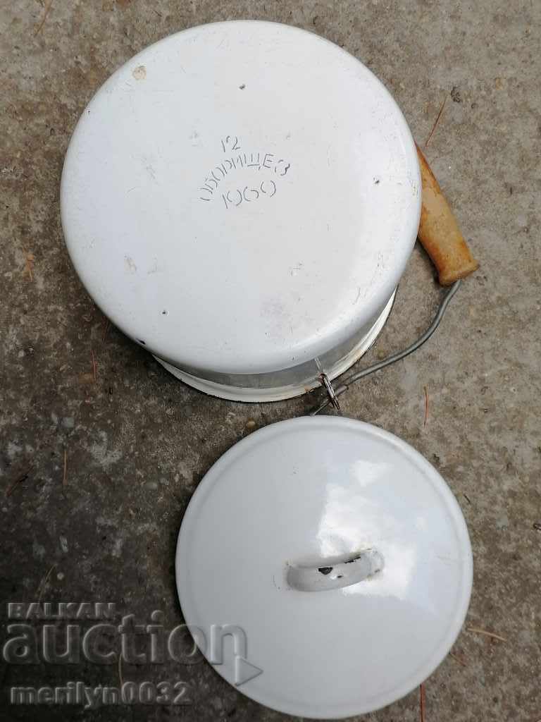 Delivery of Enamelled dish from the time of the sauce jug with an enamel lid Delivery of Enamelled dish from the time of the sauce jug with an enamel lid