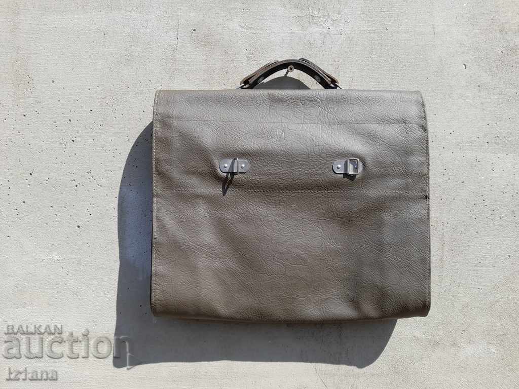 An old military bag with price 100.00 BGN | € 51.13 An old military bag with price 100.00 BGN | € 51.13