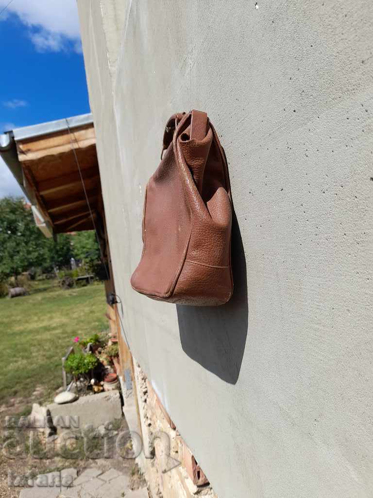 Auction An old leather bag Auction An old leather bag