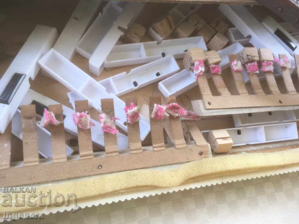 Licitație PIANO PENTRU COPII PENTRU REPARAȚII SAU PIESE