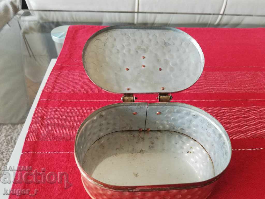 Δημοπρασία Ένα μεταλλικό κουτί Δημοπρασία Ένα μεταλλικό κουτί