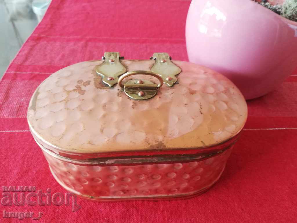 Ένα μεταλλικό κουτί Ένα μεταλλικό κουτί