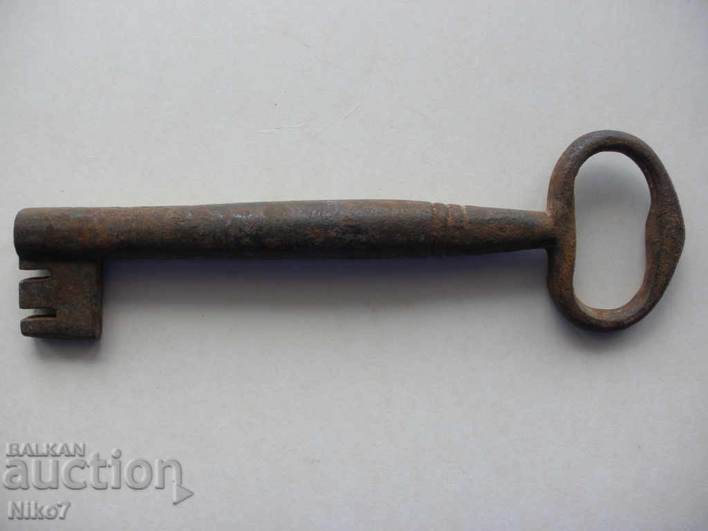 Ένα τεράστιο, σιδερένιο, παλιό κλειδί. με τιμή 99.99 BGN | € 51.12 Ένα τεράστιο, σιδερένιο, παλιό κλειδί. με τιμή 99.99 BGN | € 51.12