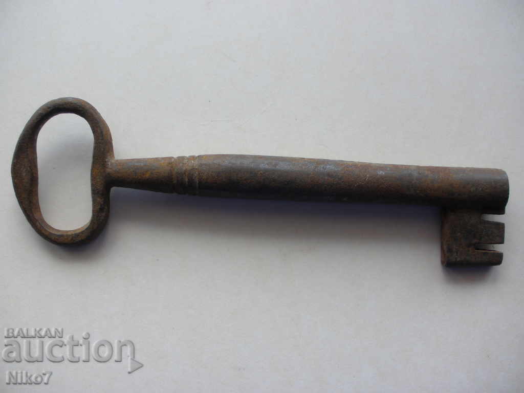 Δημοπρασία Ένα τεράστιο, σιδερένιο, παλιό κλειδί. Δημοπρασία Ένα τεράστιο, σιδερένιο, παλιό κλειδί.