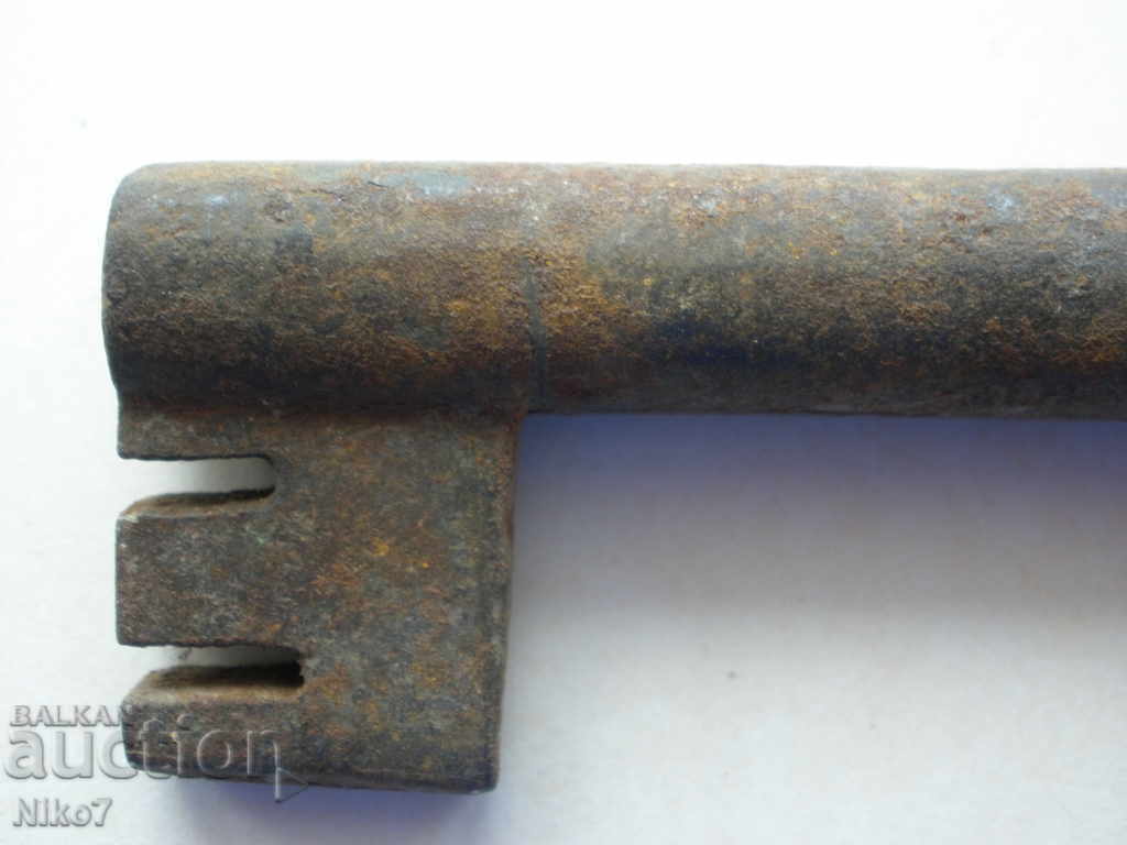 Παράδοση Ένα τεράστιο, σιδερένιο, παλιό κλειδί. Παράδοση Ένα τεράστιο, σιδερένιο, παλιό κλειδί.