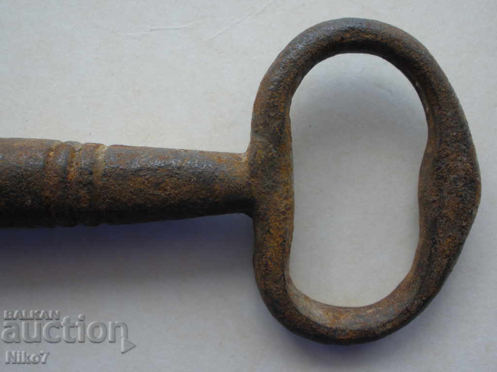 Ένα τεράστιο, σιδερένιο, παλιό κλειδί. - 5 Ένα τεράστιο, σιδερένιο, παλιό κλειδί. - 5