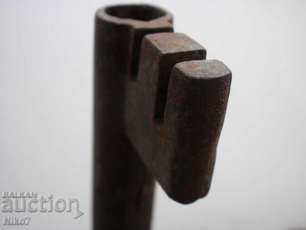 Ένα τεράστιο, σιδερένιο, παλιό κλειδί. - 7 Ένα τεράστιο, σιδερένιο, παλιό κλειδί. - 7