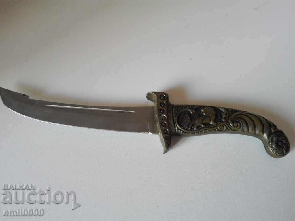 Нож с бронзова дръжка.
