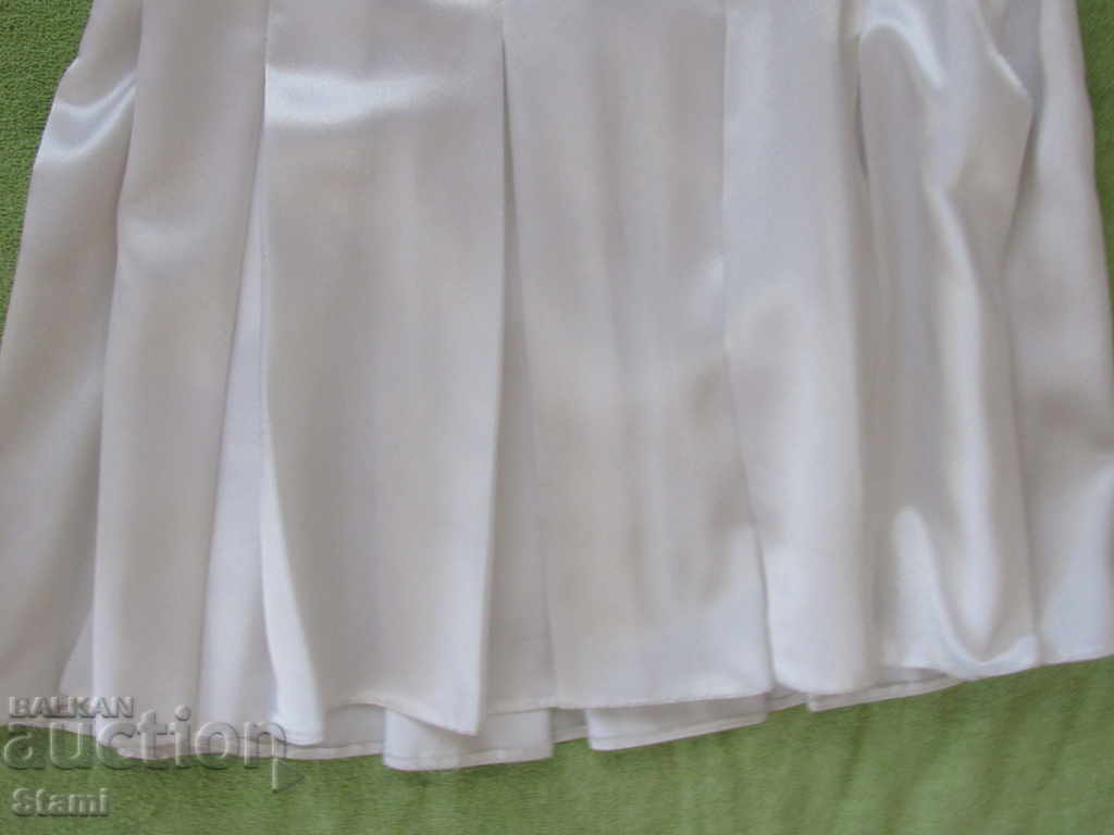 White short satin dress with short sleeves, new, size 42 with price 30.00 BGN | € 15.34 White short satin dress with short sleeves, new, size 42 with price 30.00 BGN | € 15.34