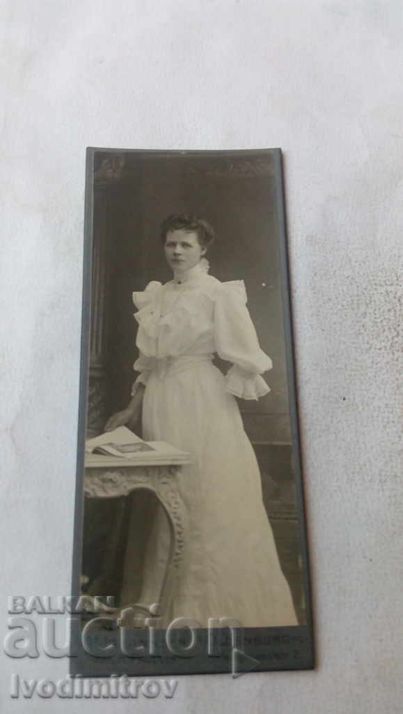 Φωτογραφία Νέα γυναίκα σε ένα λευκό φόρεμα από χαρτόνι