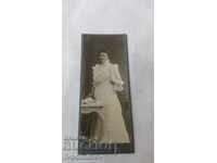 Photo Young woman in a white cardboard dress