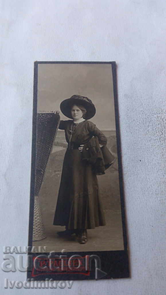 Photo Woman in a black dress with a black cardboard hat