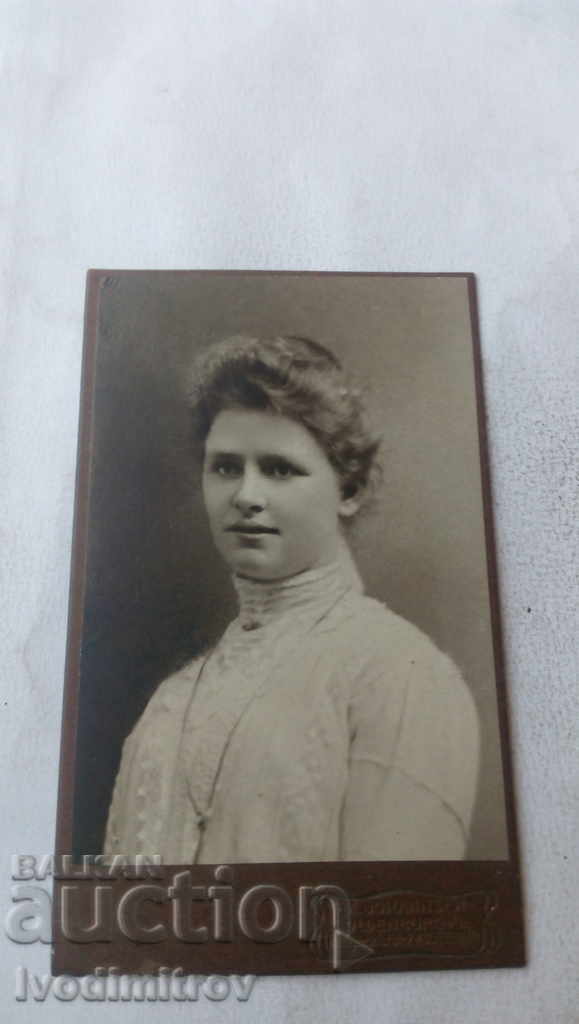 Fotografie Femeie într-o bluză albă din carton