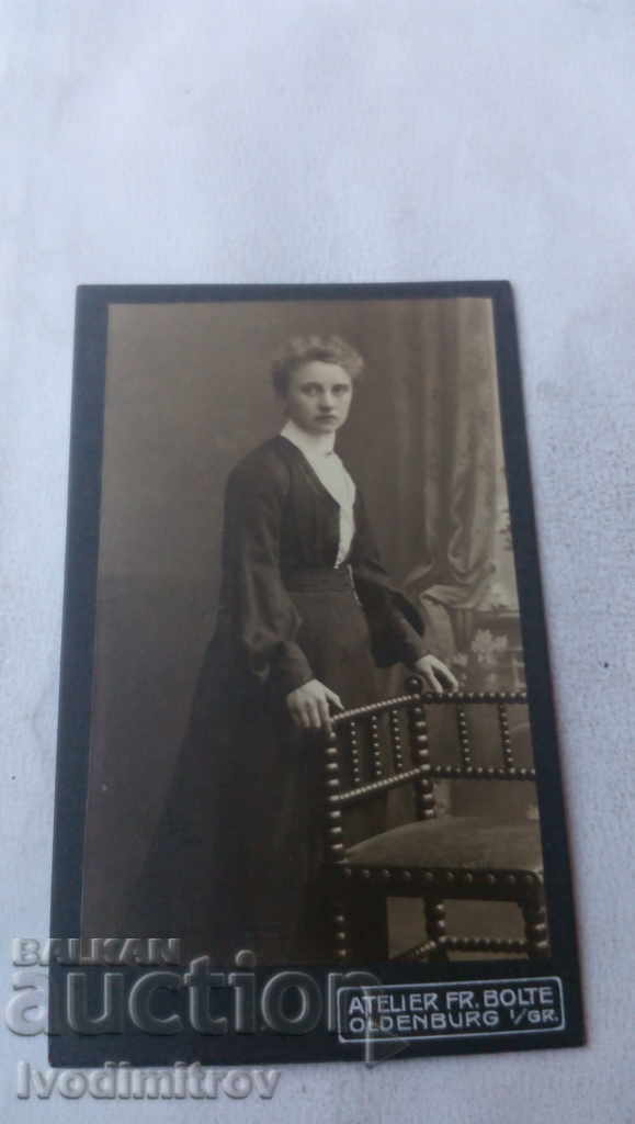 Foto O tânără femeie Carton