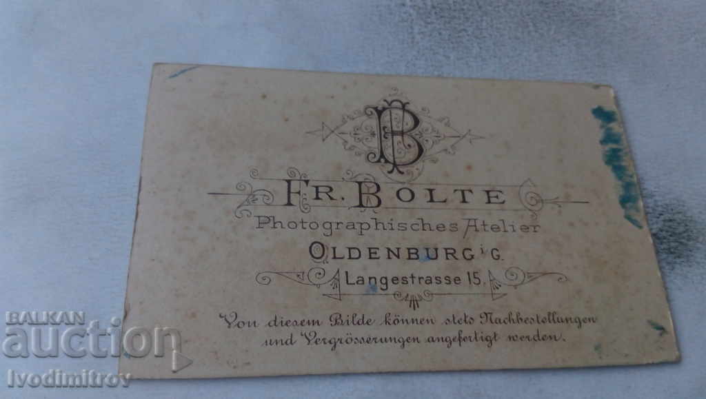 Φωτογραφία Μια νεαρή γυναίκα από χαρτόνι με τιμή 5.45 BGN | € 2.79 Φωτογραφία Μια νεαρή γυναίκα από χαρτόνι με τιμή 5.45 BGN | € 2.79