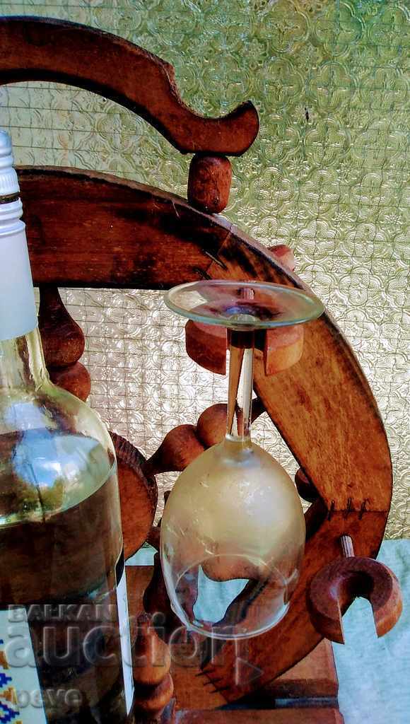 Delivery of RRR Winery, stand, drunkenness, table, wood Delivery of RRR Winery, stand, drunkenness, table, wood